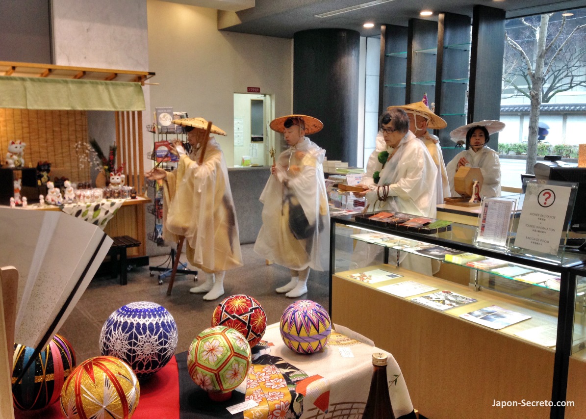 Monjes yamabushi visitando una tienda de Kioto en Año Nuevo
