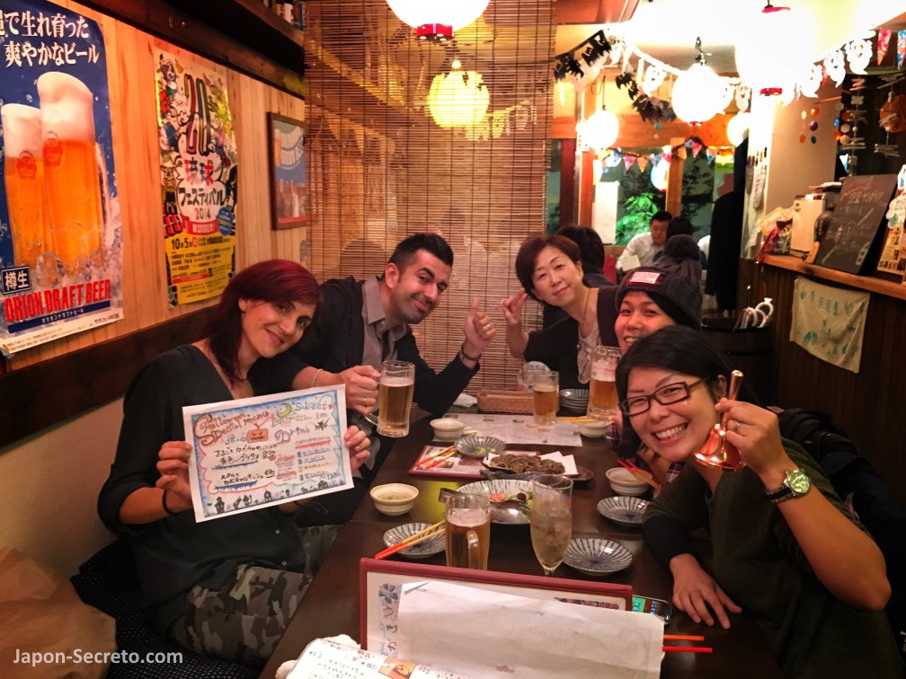 En una izakaya o taberna japonesa con amigas de Osaka
