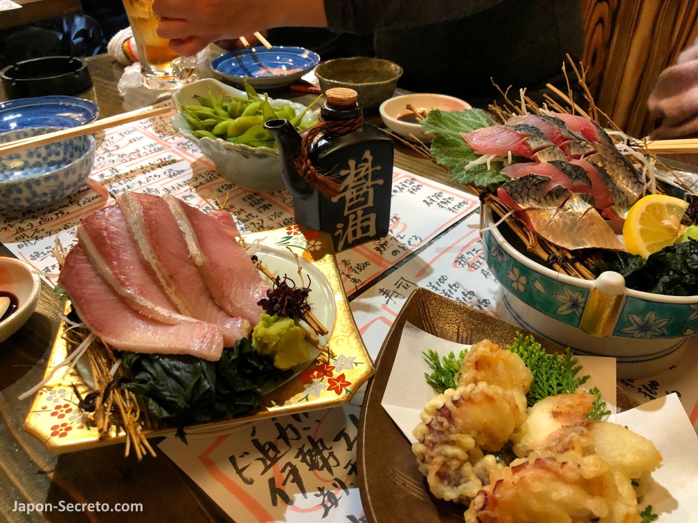 ¿Cuánto cuesta un viaje a Japón? Comida en una izakaya: sashimi, tempura, edamame, etc