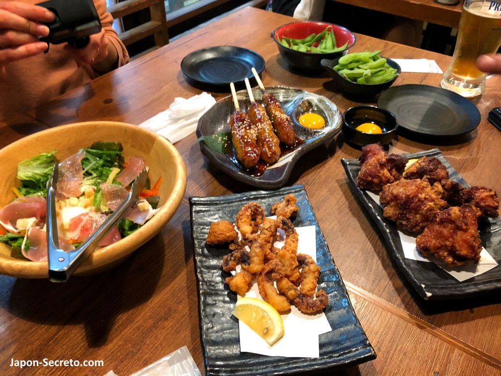 Restaurantes en Japón: comida en izakaya (yakitori, edamame, karaage, etc)