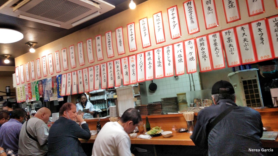 Interior de una izakaya en Tokio. Lista de platos