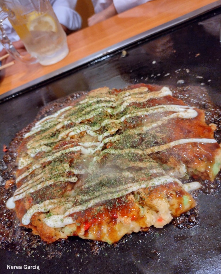 Comida típica de Japón: Okonomiyaki en una izakaya en Tokio