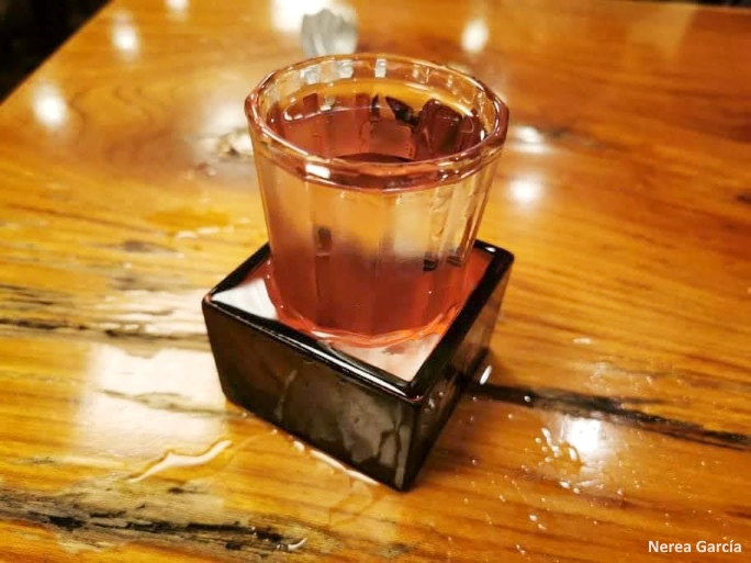 Copa de nihonshu (sake) en una izakaya de Tokio
