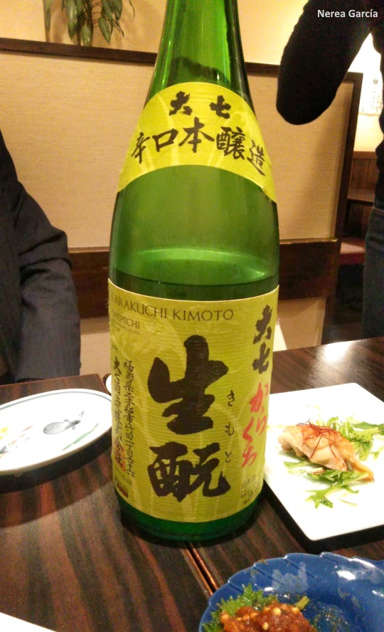 Botella de nihonshu (sake) en una izakaya de Tokio