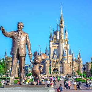 Estatua de Walt Disney con Mickey en Tokyo Disney Resort