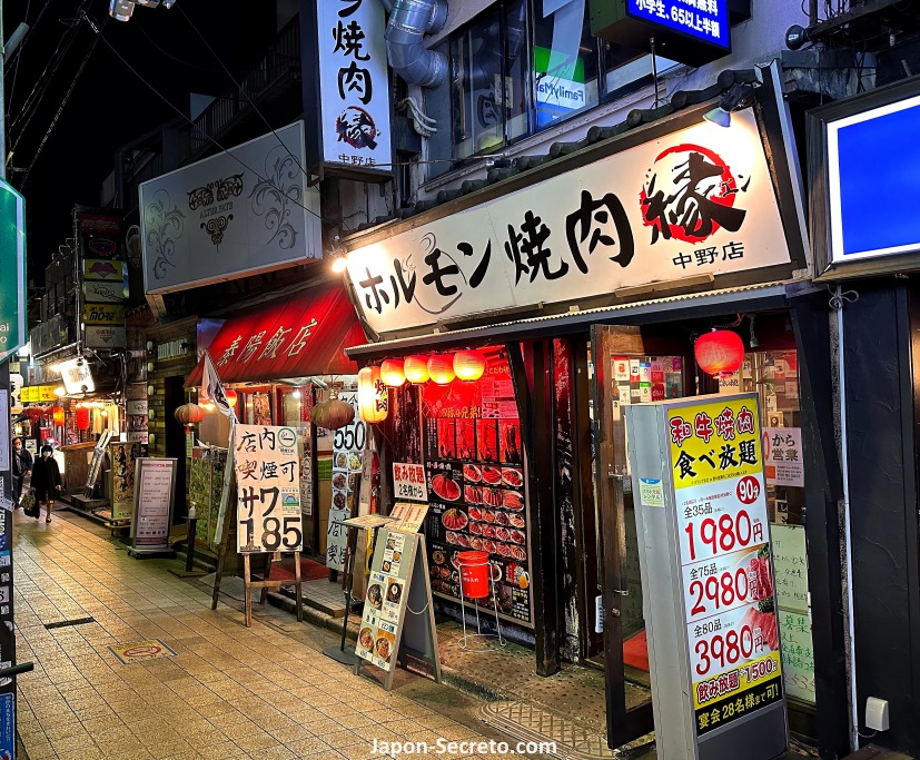 Restaurantes en Japón: restaurante de carne horumon con oferta de tabehodai en Nakano (Tokio)