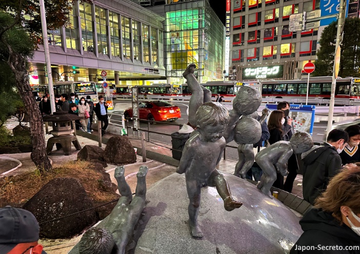 Estatua "Niños Jugando Sobre la Tierra" situada al lado del cruce de Shibuya (Tokio)