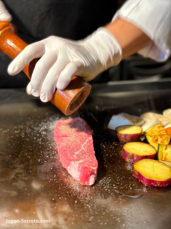 Carne de ternera japonesa o wagyu cocinada en teppanyaki