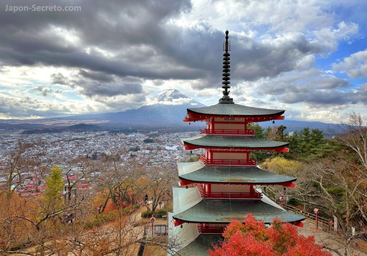 Pagoda Chureito (parque Arakurayama Sengen) y monte Fuji al fondo (Fujiyoshida, Yamanashi) en otoño (momiji)