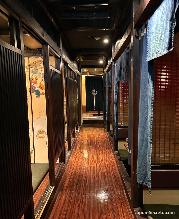 Interior de una izakaya en Kioto. Compartimentos para clientes