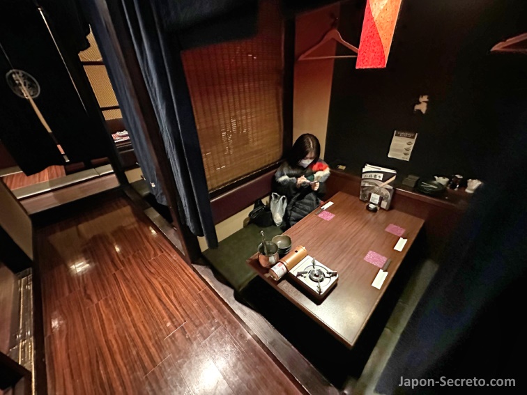Restaurantes en Japón: Interior de una izakaya en Kioto. Hueco en el suelo debajo de la mesa