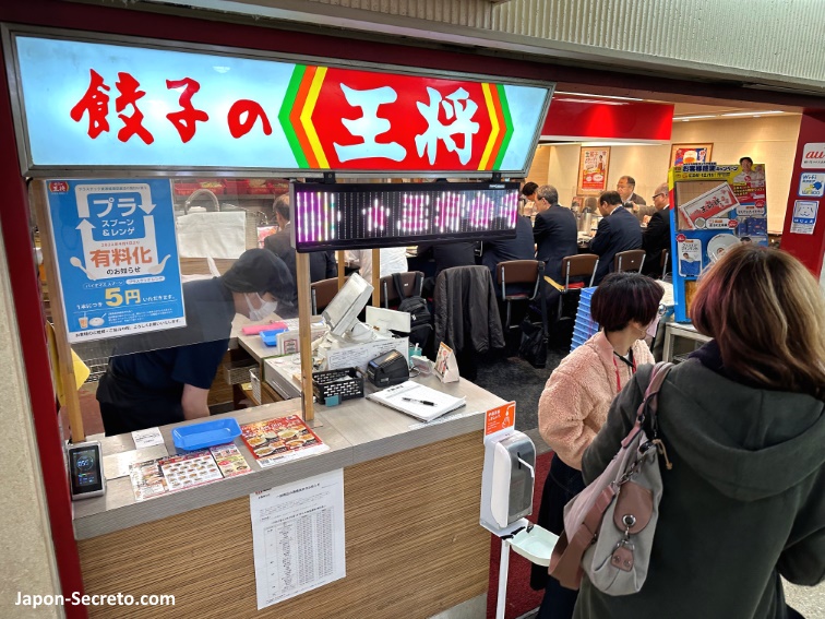Mostrador de un restaurante de comida china de la cadena Ohsho en Osaka.