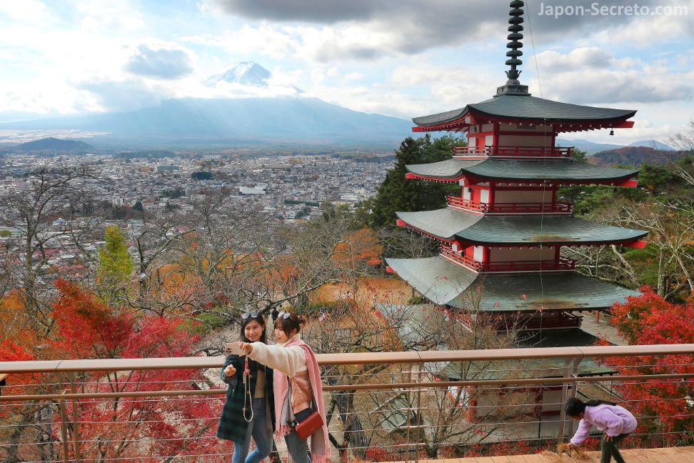 Gente haciéndose fotos en la pagoda Chureito (parque Arakurayama Sengen) y monte Fuji al fondo (Fujiyoshida, Yamanashi) en otoño (momiji)