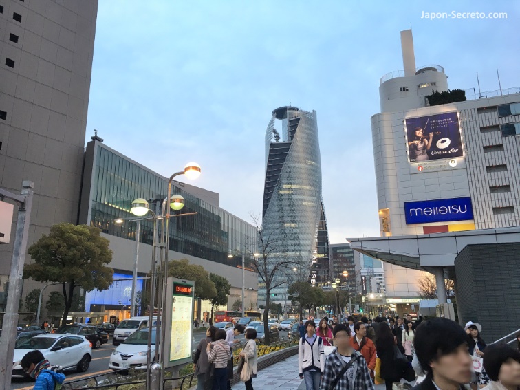 Avenida de la ciudad de Nagoya al anochecer