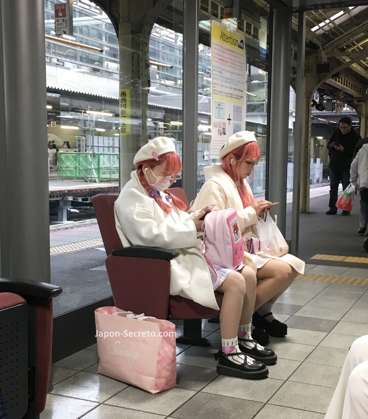 Chicas japonesas esperando al tren en Tokio vestidas de un modo kawaii