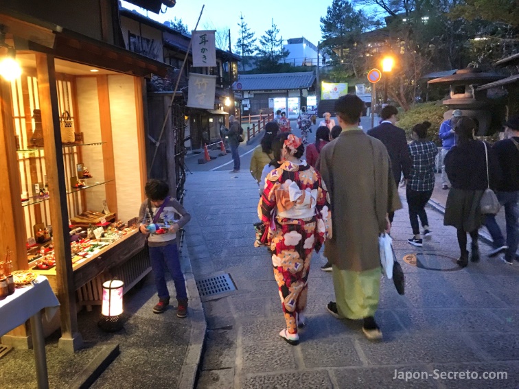 Pareja paseando por el barrio de Higashiyama (Kioto) vestidos con kimono