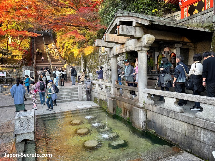 Cascada Otowa (Otowa No Taki) del templo Kiyomizudera de Kioto en otoño
