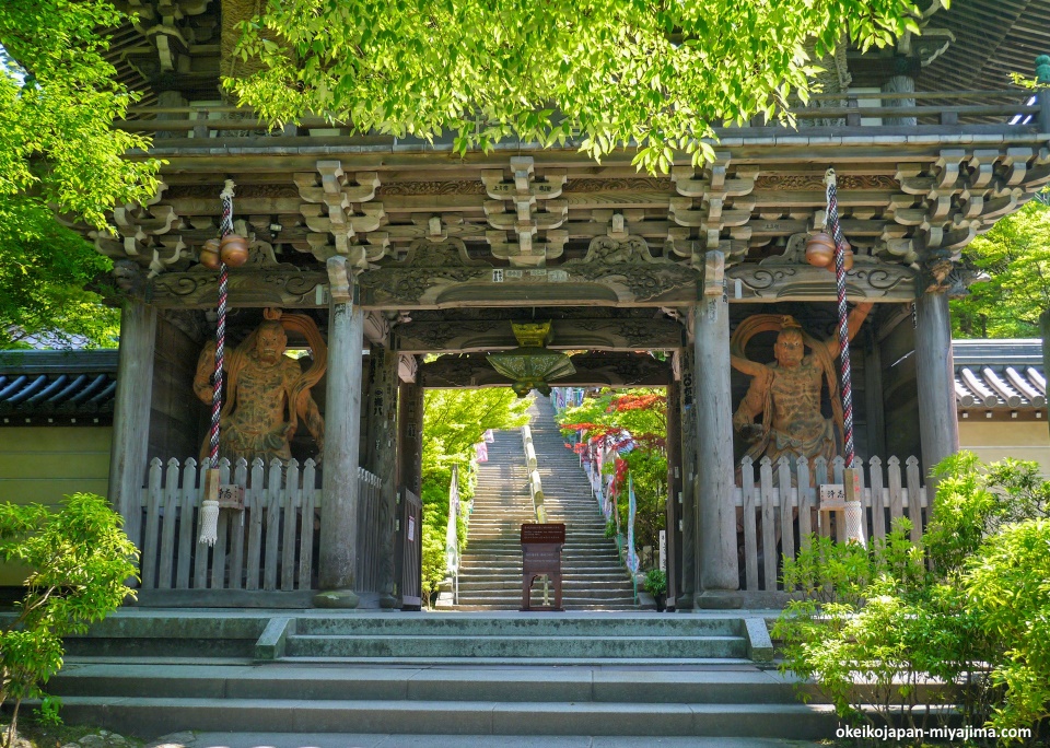 Puerta de acceso al Templo Daishoin (isla de Miyajima, Hiroshima)