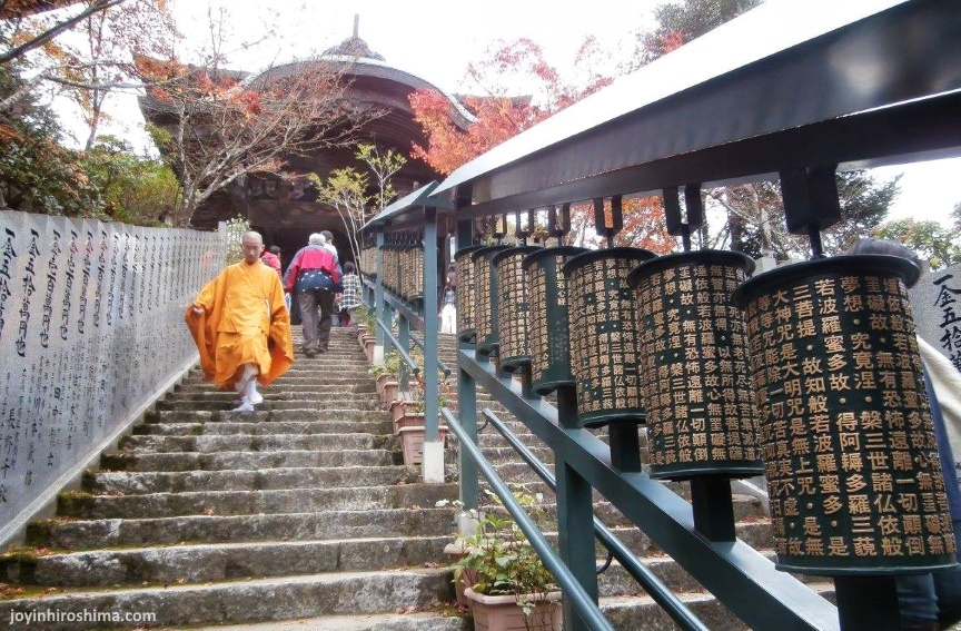 Escaleras de subida al templo Daishoin (isla de Miyajima, Hiroshima)