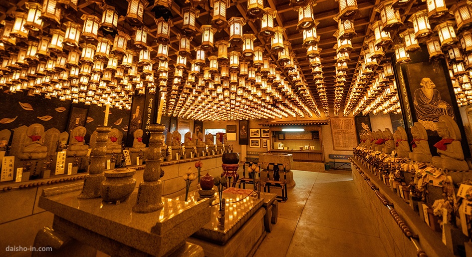 Interior del templo Daishoin (isla de Miyajima, Hiroshima)