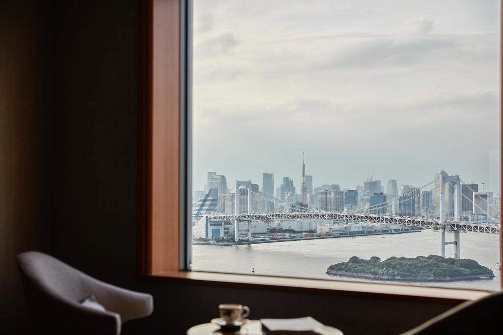 Vistas de la bahía de Tokio y el puente Rainbow Bridge desde el hotel The Blossom Hibiya