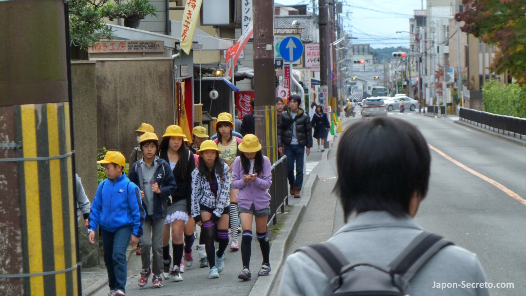 Estudiantes caminando por las calles de Kioto, cerca del templo Ryōanji. Kinukake No Michi