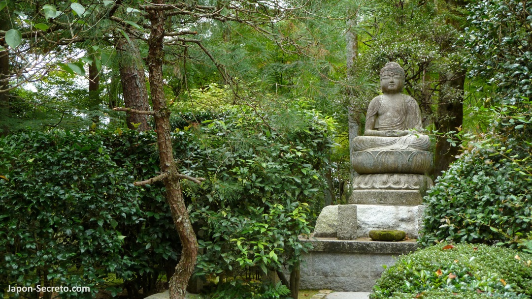 Estatua de Buda en los jardines del templo Ryōanji (Kioto)