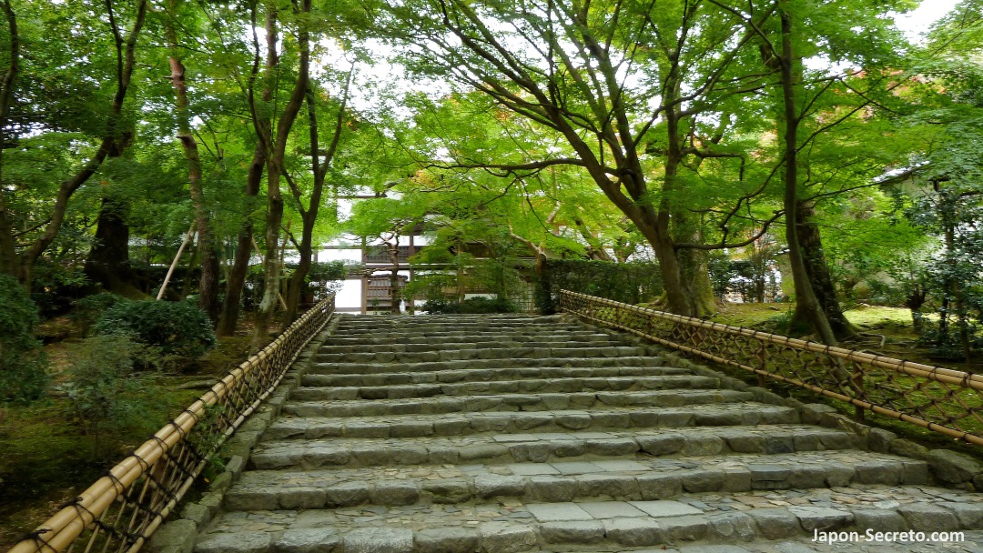 Escalera de acceso al templo Ryōanji (Kioto)