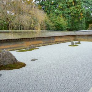 Famoso jardín zen de piedra (karesansui) del templo Ryōanji de Kioto