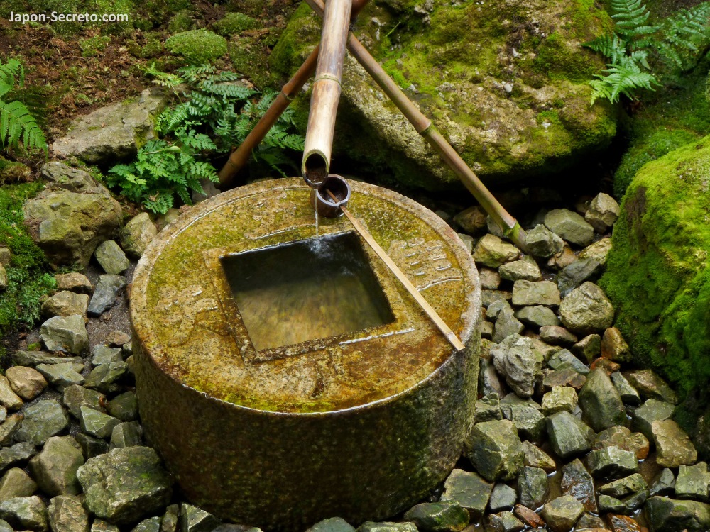 La famosa fuente de piedra o tsukubai del templo Ryōanji (Kioto)