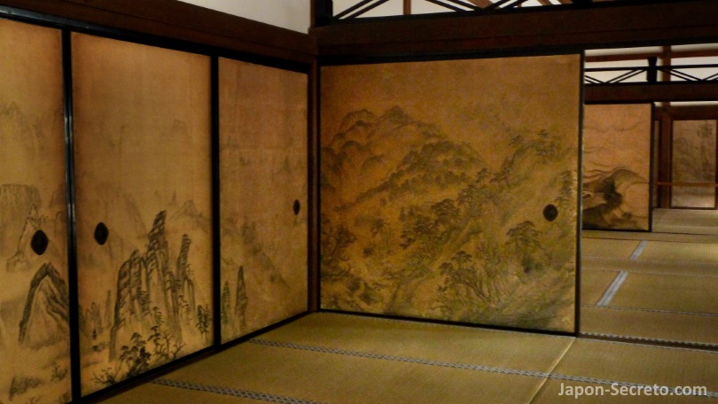 Fusuma (paneles) decoradas del interior del edificio Hojo en el templo Ryōanji (Kioto)
