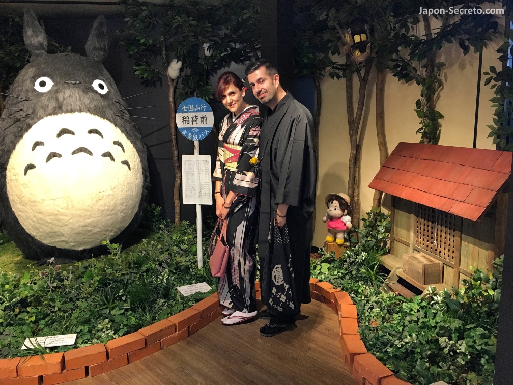 Vestidos con kimono visitando la tienda Donguri Studio Ghibli de la calle Ninenzaka en Higashiyama (Kioto)
