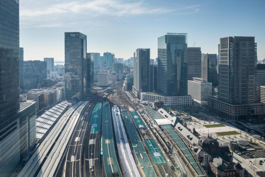 Vistas de las vías del tren de la estación de Tokio desde el hotel Metropolitan Tokyo Marunouchi