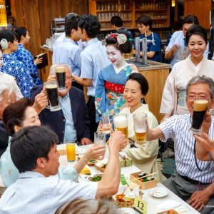 Geishas en el Kamishichiken Beer Garden (上七軒ビアガーデン) en Kioto