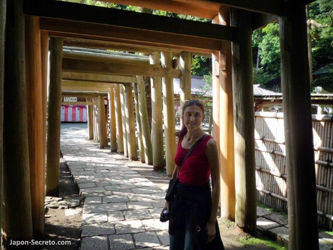 Entrando en el santuario Zeniarai Benten (Daibutsu Hiking Course, Kamakura) en 2008