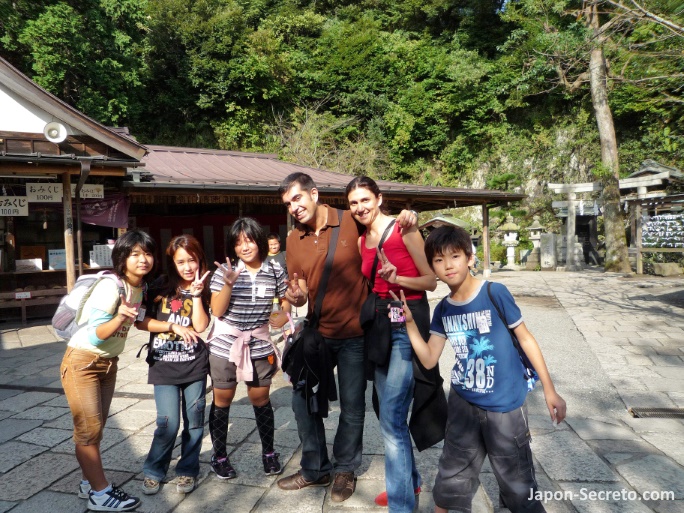 Con niños visitando el lugar durante nuestro primer viaje a Japón en 2008
