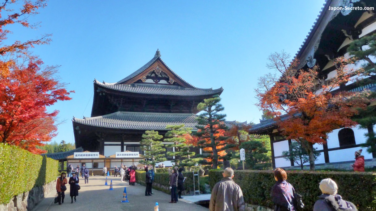 Entrada del templo Tōfukuji (Kioto) en otoño