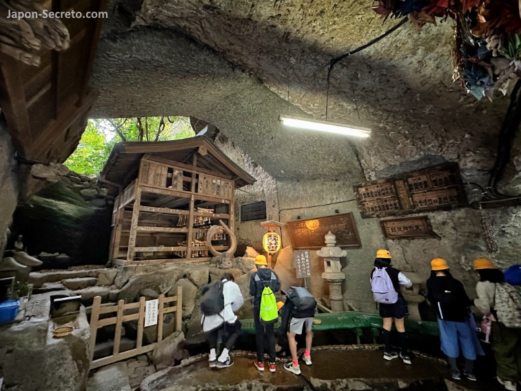 Cueva mística del santuario Zeniarai Benten (Daibutsu Hiking Course, Kamakura)