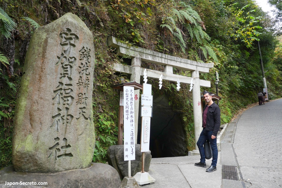 Entrando al santuario Zeniarai Benten (Daibutsu Hiking Course, Kamakura)