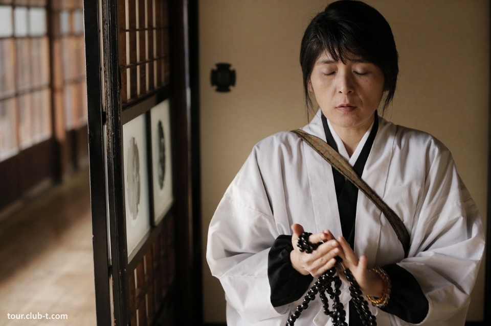 Itako, medium ciega japonesa en trance para hablar con los muertos