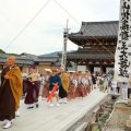 Desfile Sanshu Jozan Shiki durante el festival Osorezan Taisai en Bodaiji (Osorezan, Aomori) en julio