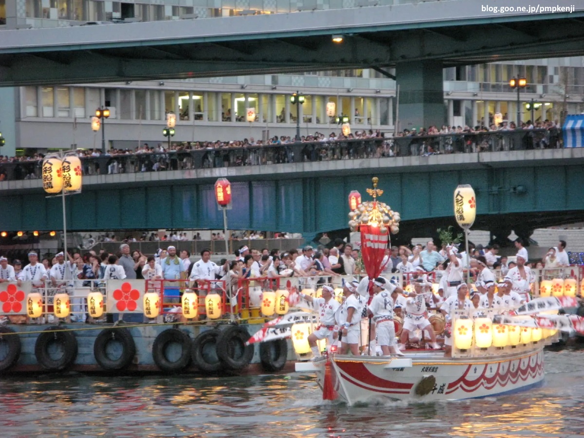 Procesión de agua (Funatogyo) con mikoshis en barcos sobre el río. Festival Tenji Matsuri de Osaka