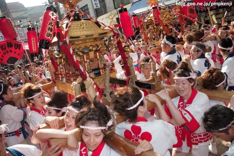 Procesión de tierra (Rikutogyo) con mikoshis. Festival Tenji Matsuri de Osaka