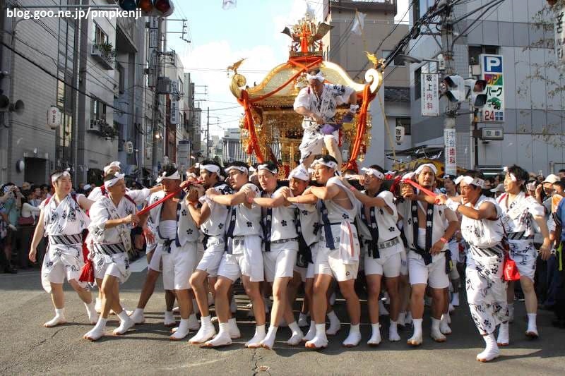 Procesión de tierra (Rikutogyo) con mikoshis. Festival Tenji Matsuri de Osaka