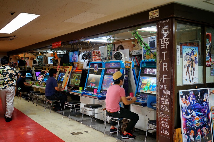 Sala de videojuegos y máquinas recreativas en el centro comercial Nakano Broadway (Nakano, Tokio)