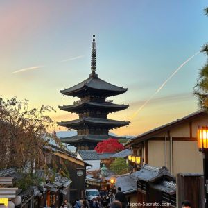 Pagoda Yasaka vista desde la calle Ninenzaka en el barrio de Higashiyama (Kioto)