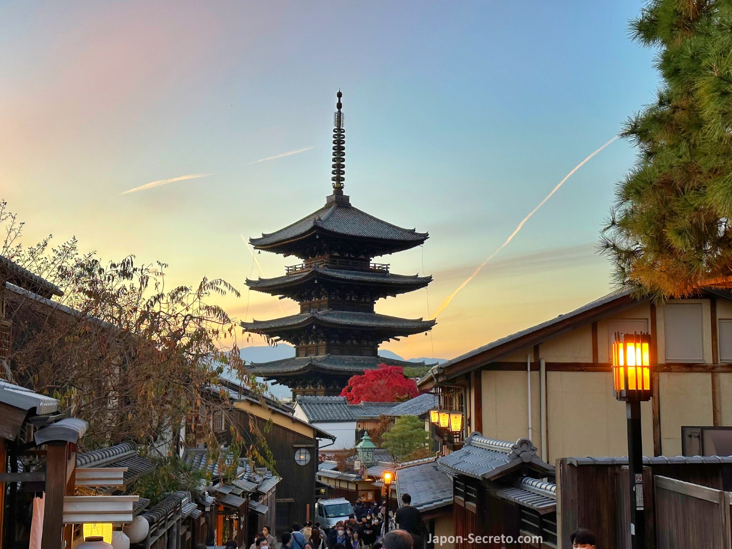 Pagoda Yasaka vista desde la calle Ninenzaka en el barrio de Higashiyama (Kioto)