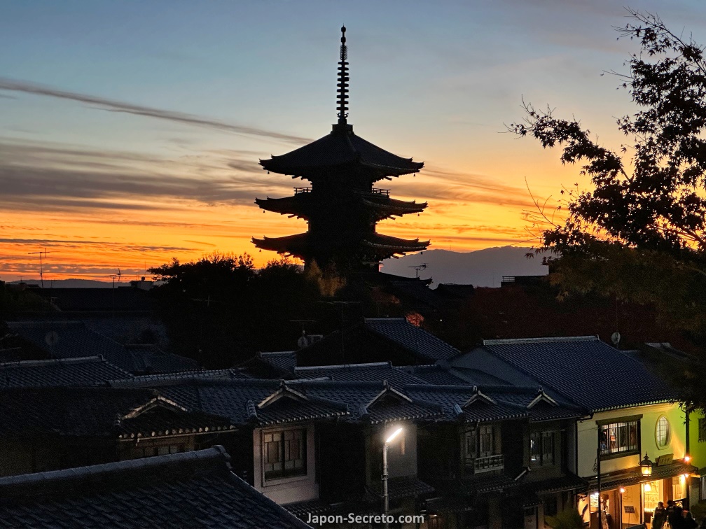 Pagoda Yasaka vista desde lo alto del barrio de Higashiyama (Kioto)