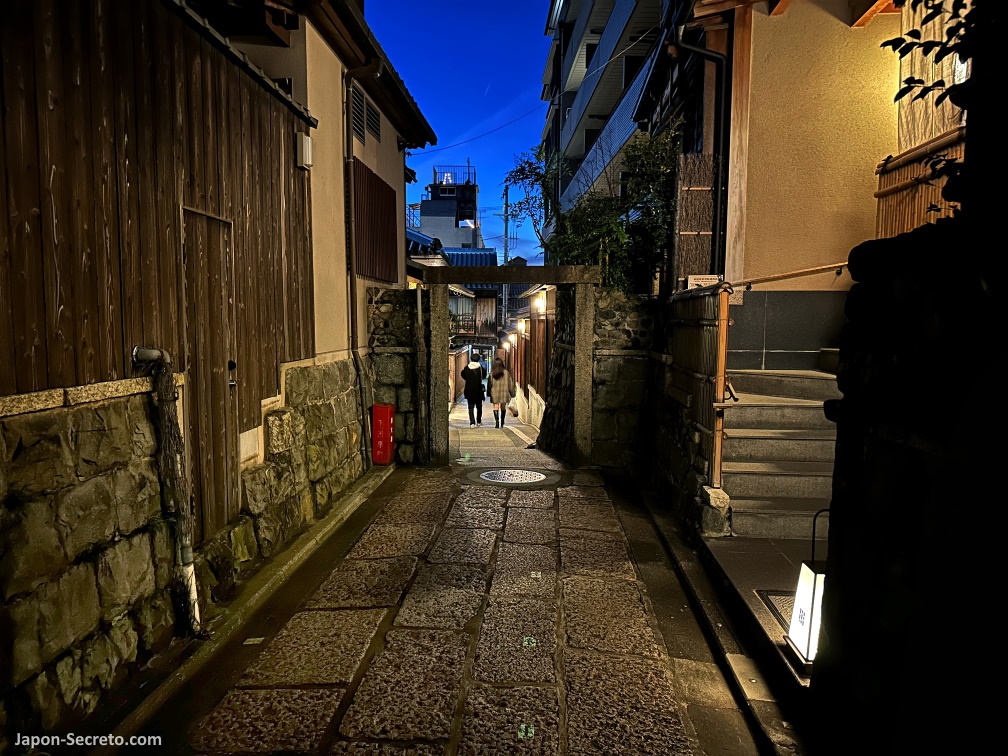 Callejón del barrio de Higashiyama (Kioto) por la noche