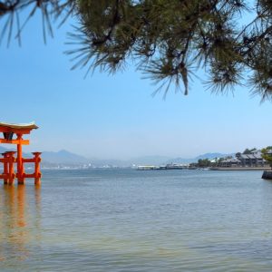 Torii del santuario Itsukushima en la isla de Miyajima (Hiroshima)